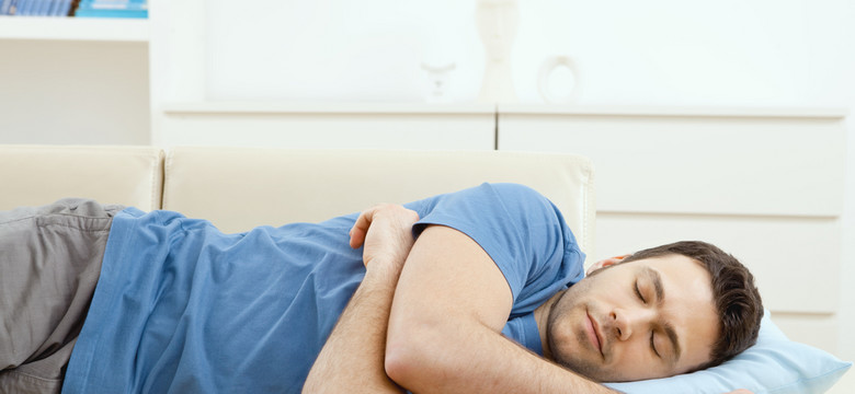 Pozycje podczas snu - w jakich należy spać, a których unikać? Przekonajcie się