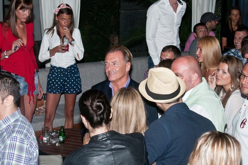 Arman Asante u društvu beogradskih prijatelja i fanova dok im priča o tome kako uživa u našoj prestonici.