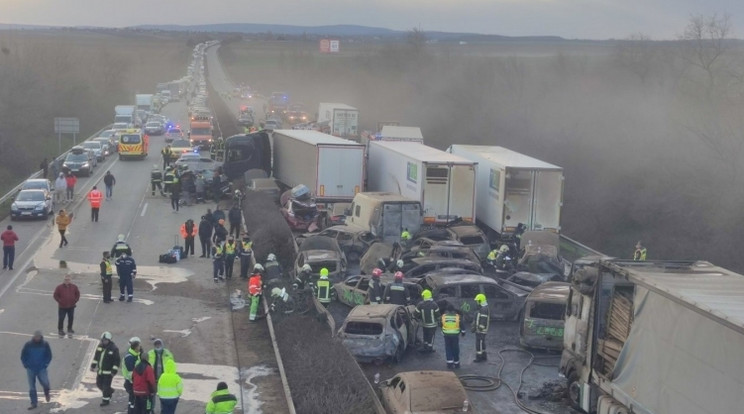 Március 11-én, az M1-es autópályán történt halálos tömegbaleset a porátfúvások miatt / Fotó:  Police.hu