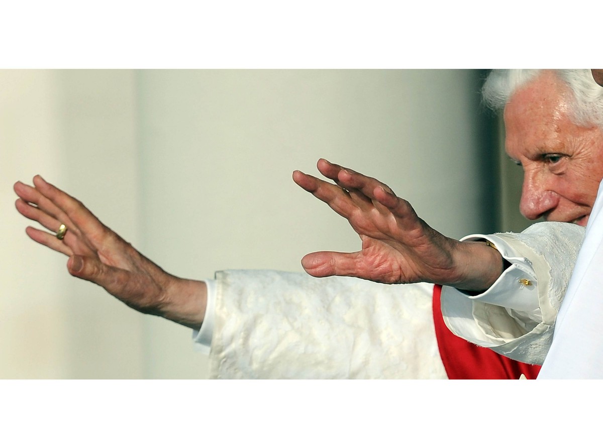 Papież pozdrawia wiernych podczas drogi krzyżowej