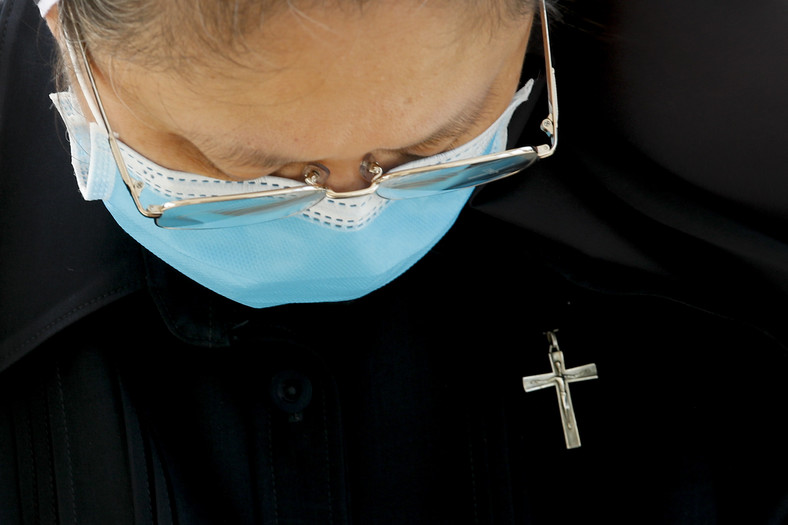 Wiele zakonnic i wielu księży walczy z epidemią w szpitalach