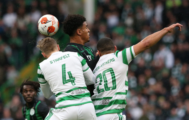 Zawodnicy Celticu Glasgow Carl Starfelt (L) i Cameron Carter-Vickers (P) w starciu z zawodnikiem Ferencvarosu Budapeszt Ryanem Mmaee (C) podczas meczu fazy grupowej Ligi Europy