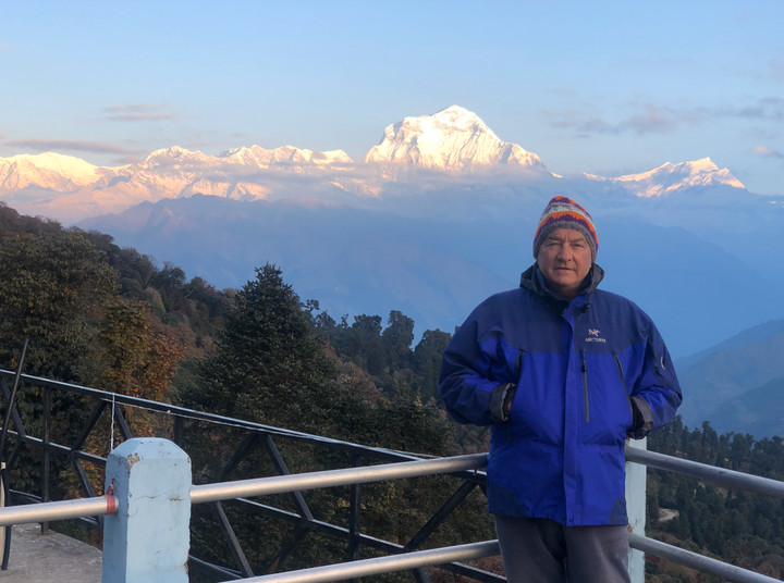 Dr Artur Pacult w Himalajach. W oddali Dhaulagiri - szczyt o wysokości 8167 m
