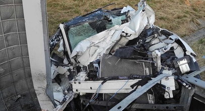 Ciężko rozpoznać markę auta. Tragiczny niedzielny poranek pod Bochnią. Utrudnienia na trasie A4