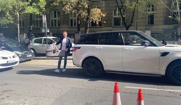 Danijel Alibabić ispred porodilišta