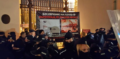 Marsz dla Izy w Warszawie. Incydent przed gmachem Ministerstwa Zdrowia