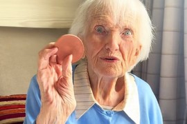 Baka od 103 GODINE postala senzacija na TikToku sa svojim SAVETIMA ZA ŠMINKANJE: "Setiću se nje kad sledeći put budem nanosila rumenilo!"