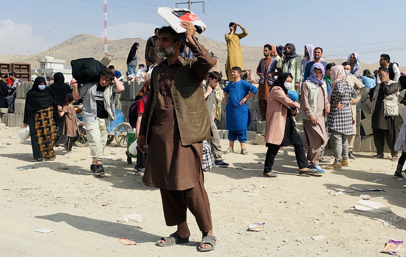 Afgańczycy przed lotniskiem w Kabulu