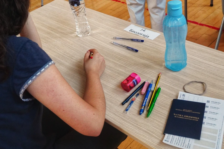 Na završnom ispitu dozvoljeno je koriščenje hemijske koja piše plavom bojom, grafitne olovke i gumice