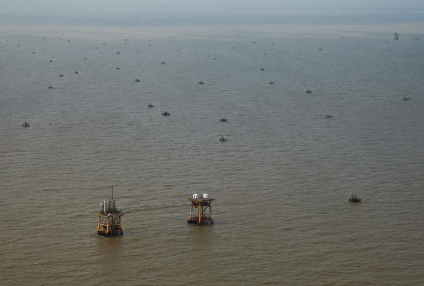 Katastrofa w Zatoce Meksykańskiej: Louisiana, USA. Pierwsza linia obrony przed plamą ropy płynącą z Zatoki Meksykańskiej w stronę Luisiany oddalona jest daleko od wybrzeża. Foto: Derick E. Hingle/Bloomberg