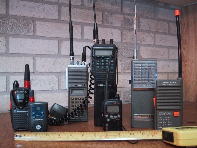 Historia walkie-talkie zaczyna się w 1941 roku, kiedy to Motorola dostarczyła amerykańskiej armii radiostację SCR-536, nazwaną przez wojsko handie-talkie. Niewielka masa urządzenia (2,5 kg) umożliwiała jego ręczne użycie i konfigurację na szczeblu plutonów i kompanii wojskowych. Na początku 1943 roku do użycia wprowadzono plecakową radiostację Motoroli o wadze około 16 kg, nazwaną przez żołnierzy właśnie walkie-talkie. Po wojnie urządzenia znalazły szersze zastosowanie. Co ciekawe, walkie-talkie zostało zaprojektowane przez Polaka Henryka Magnuskiego.