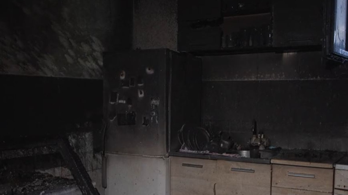 "ČUO SAM VRISKU I VIDEO DEVOJČICU KAKO IZVLAČI SESTRU IZ POŽARA" Porodica Mladenović u Podgorici izgubila sve: "Noćas ne znam gde ću..." Kép