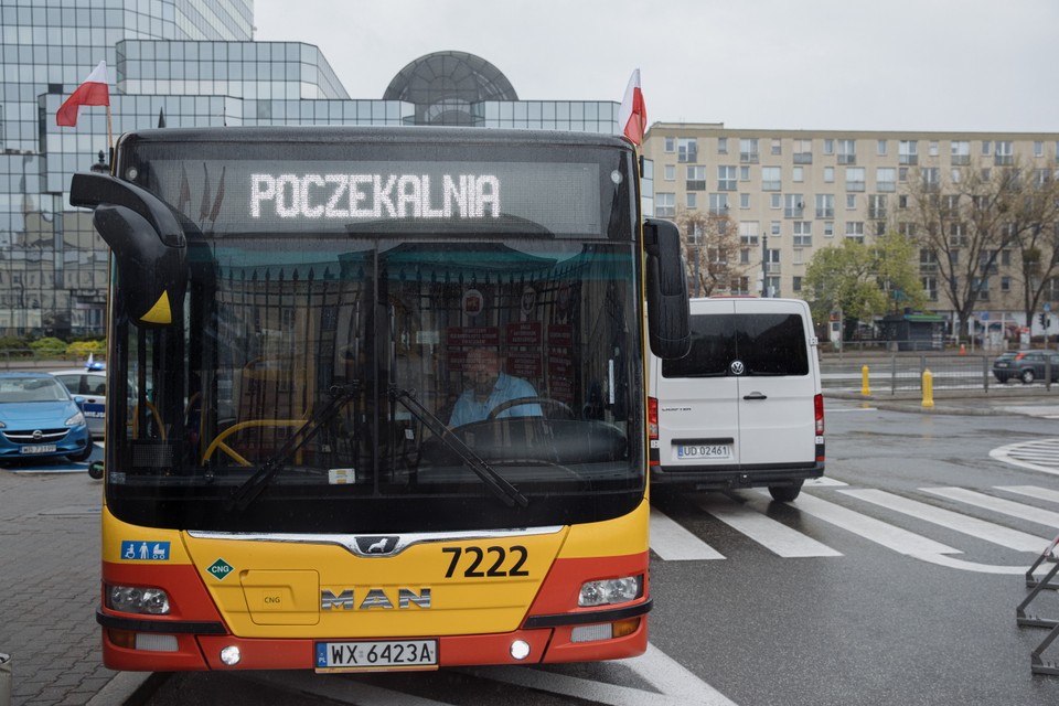 Drugi dzień szczepienia bez zapisów w majówkę na pl. Bankowym w Warszawie