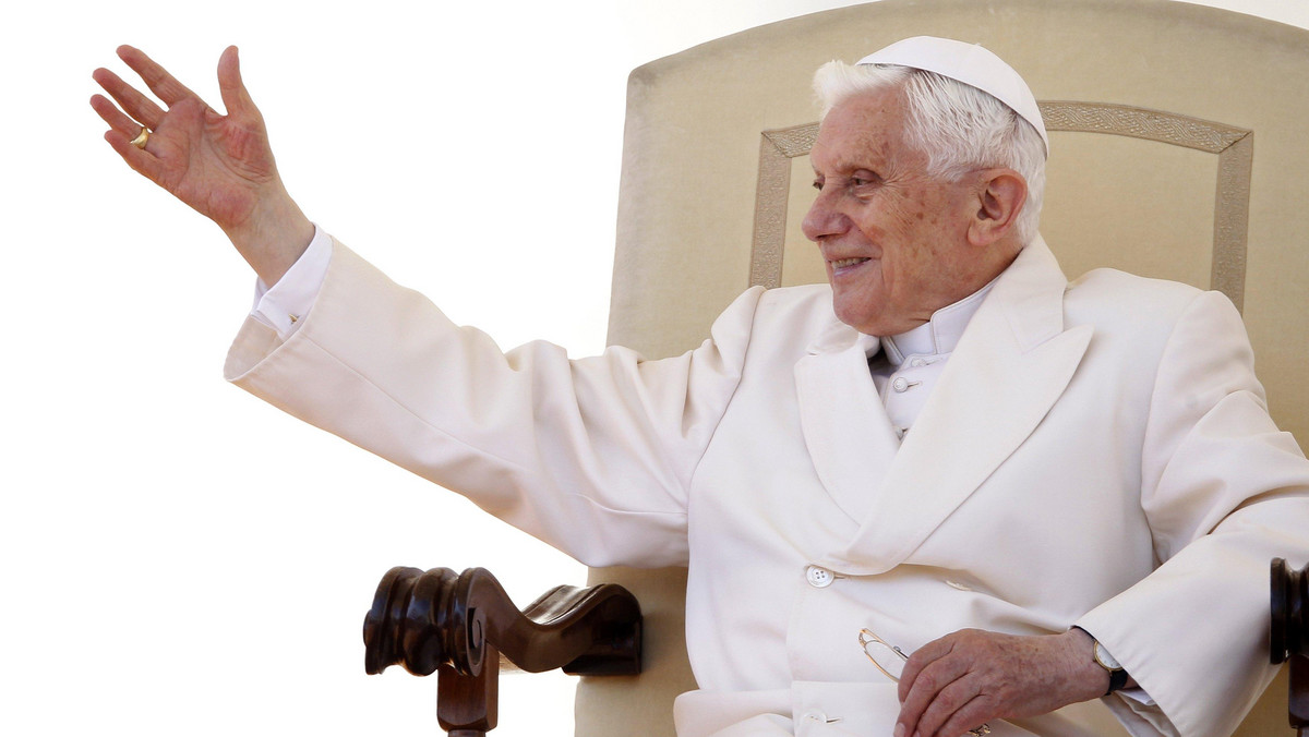 Benedykt XVI powiedział w piątek dziennikarzom towarzyszącym mu w podróży do Ameryki Łacińskiej, że na Kubie Kościół chce "pomóc w duchu dialogu". Zwrócił uwagę na aktualność słów Jana Pawła II z 1998 roku, gdy apelował, by Kuba otworzyła się na świat.