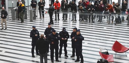 Delegacja obrońców z PiS stawiła się na "służbę". Policja przyjechała dla nich czy po nich?