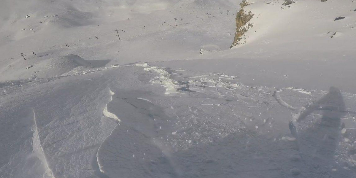 Snowboardzista wywołał lawinę w Alpach. Tylko cudem ocalał