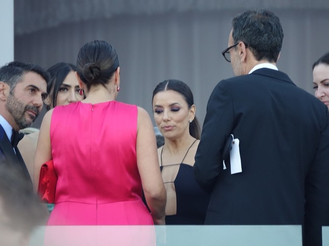 Eva sa zvanicama pre venčanja 