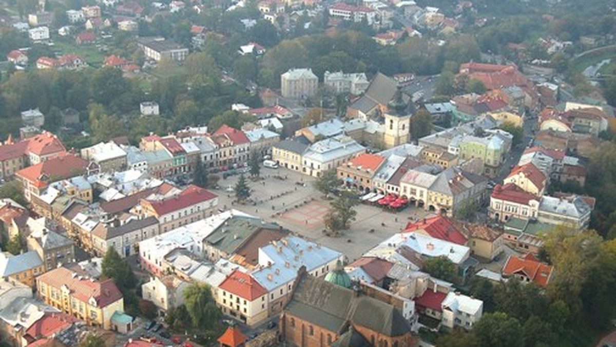 Pięć piwnic renesansowych odkryli archeolodzy przy zachodniej pierzei rynku w Krośnie (Podkarpackie) - poinformował w czwartek dyrektor Muzeum Podkarpackiego w tym mieście, Jan Gancarski.