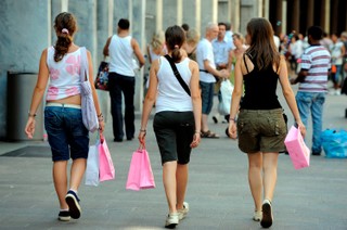 Coraz mniej Polaków przesyła zarobione pieniądze za granicą. NBP: Rodacy na emigracji nie zamierzają wrócić