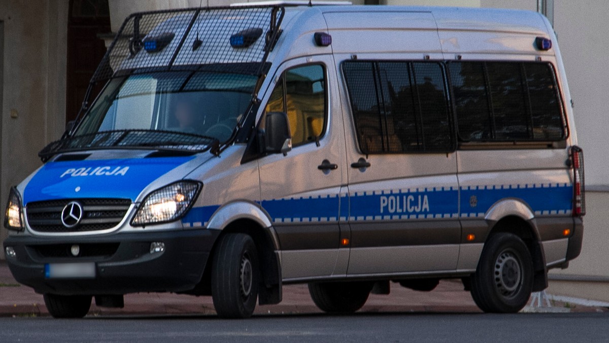 Małopolska policja coraz skuteczniej wyłapuje kierowców prowadzących pojazdy pod wpływem narkotyków. W ubiegłym roku przebadano 549 kierujących. W przypadku 190 z nich podejrzenia funkcjonariuszy się potwierdziły. Dla porównania dwa lata wcześniej zatrzymano nieco ponad 100 osób prowadzących pod wpływem środków działających podobnie do alkoholu.