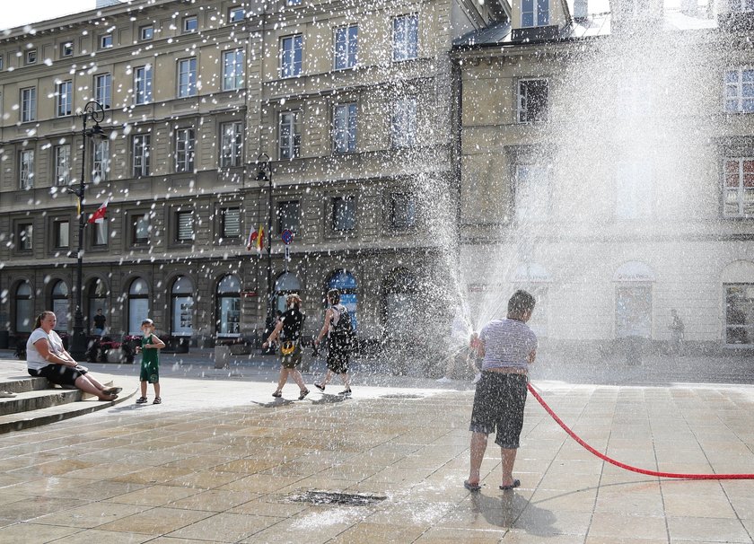 Kurtyny wodne ratują przed upałem