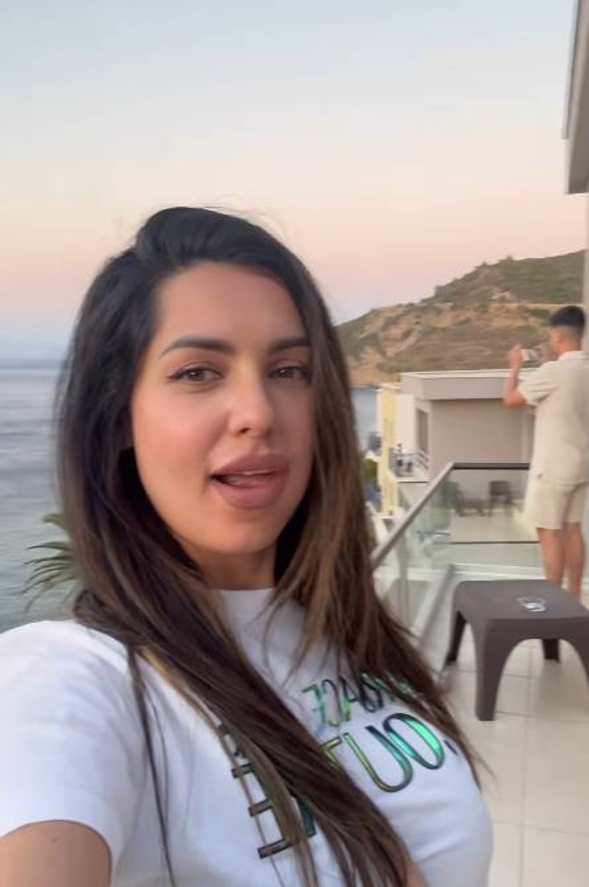 Tanja Savić sa Mukijem i decom na moru