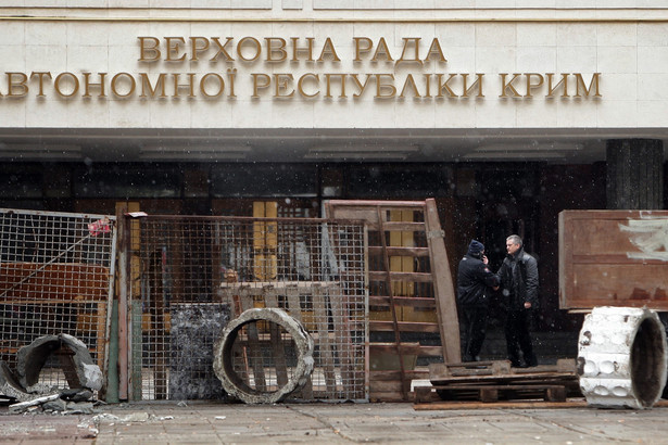Barykady wokół parlamentu na Krymie. Fot. EPA/ARTHUR SHWARTZ/PAP/EPA