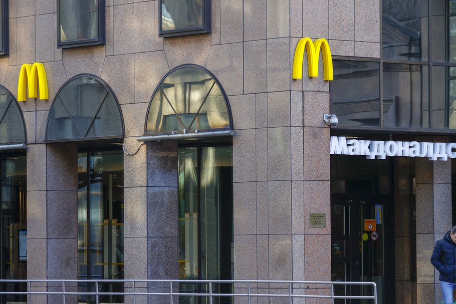 Sieć McDonald wstrzymuje działalność wszystkich swoich restauracji na terenie Rosji. Rosjanie nie napiją się także kawy w kawiarniach Starbucks, nie kupią Heinekena, Coca-Coli i Pepsi oraz wszystkich innych napojów produkowanych przez te spółki