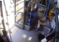 Ököllel ütöttek egy nőt a BKV-n - videó