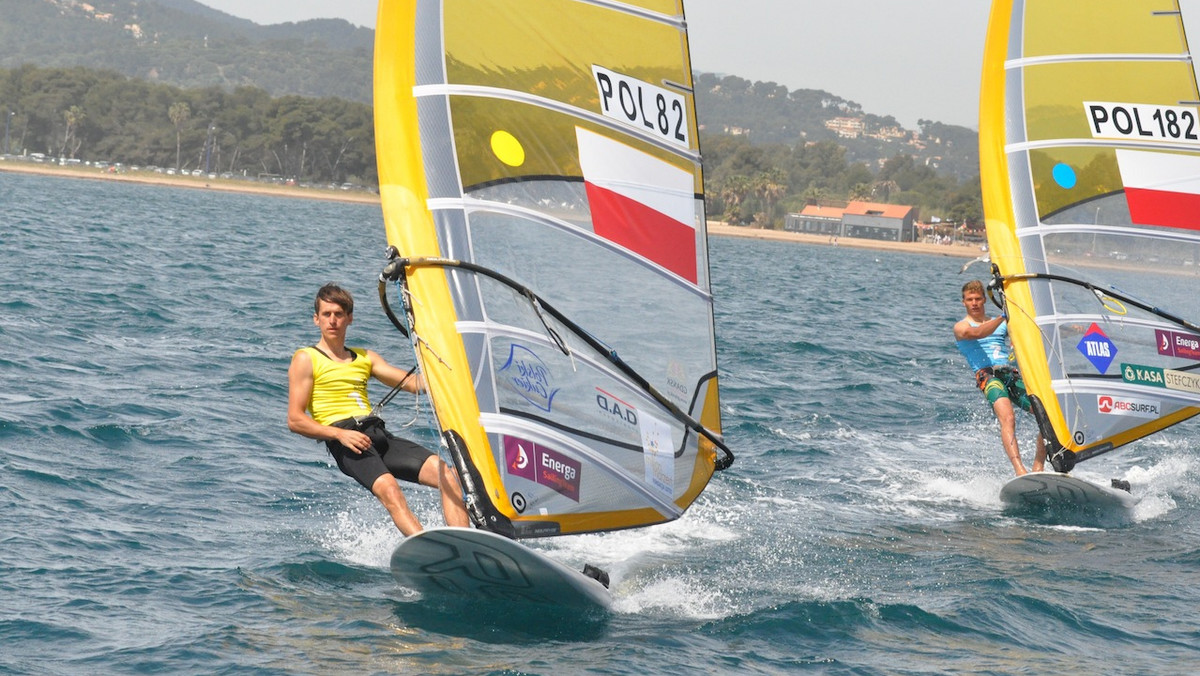 Troje polskich żeglarzy stanęło na podium Pucharu Świata ISAF rozegranego u wybrzeży francuskiego Hyeres. W klasie RS:X zwyciężył Piotr Myszka, a drugi był Paweł Tarnowski. Trzecie miejsce wśród pań zajęła Maja Dziarnowska.