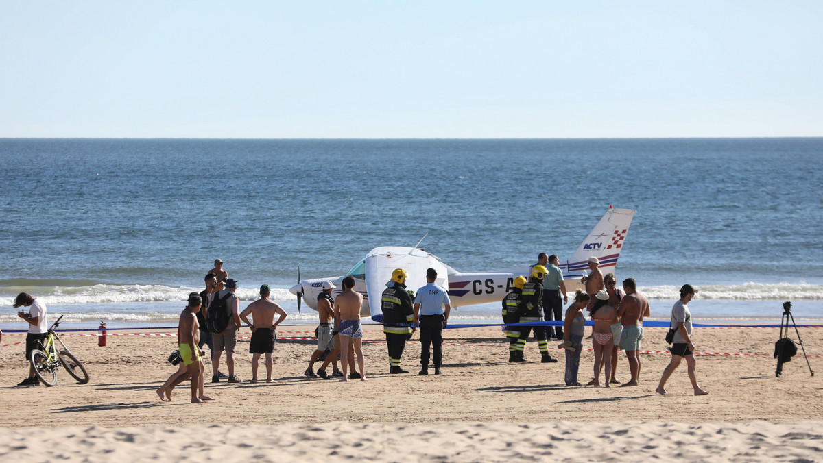 Dwie osoby zginęły w środę, gdy niewielki samolot awaryjnie wylądował na pełnej ludzi plaży Sao Joao de Caparica 30 kilometrów od Lizbony - podały portugalskie media. Obie ofiary śmiertelne to plażowicze. Dwie osoby, które leciały samolotem, zabrała policja.