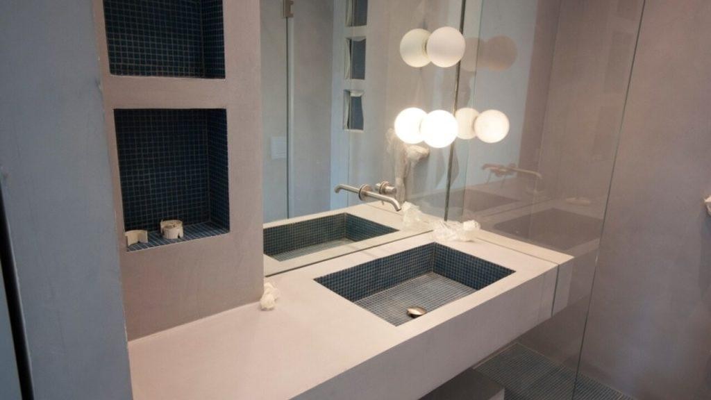 Mikrocement mení aj malú kúpeľňu na štýlový priestor – elegantný vzhľad bez škár a náročnej údržby.