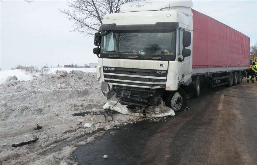 Wjechał prosto na tira. Wypadek w Kurzętniku. Seatem pod tira w Kurzętniku