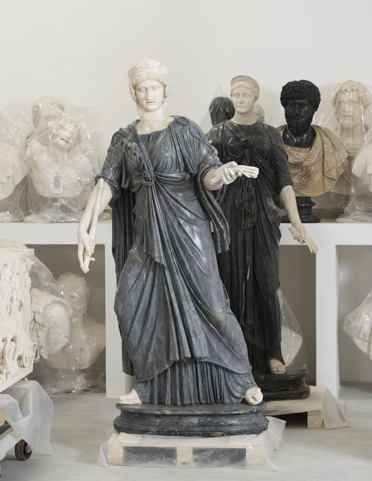 Grupa odrestaurowanych rzeźb - na pierwszym planie dwie figury Izydy, w tle popiersia cesarzy i pijanego Satyra
