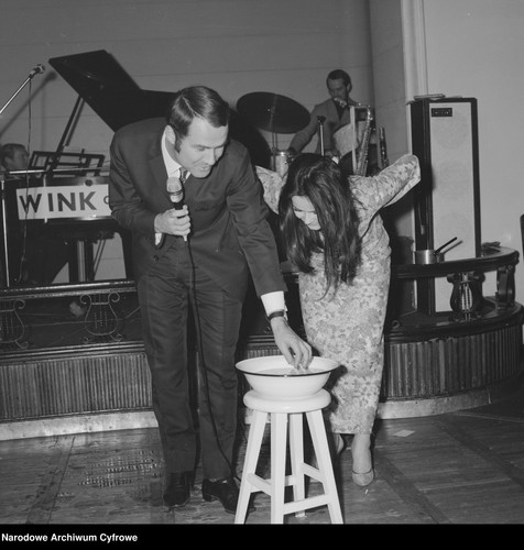 Wodzirej nie tylko prowadził imprezę, ale i dokonywał oceny wróżb andrzejkowych.