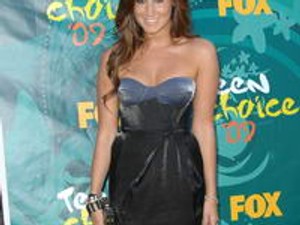 Bréking! Ashley Tisdale a USE ruhájában!