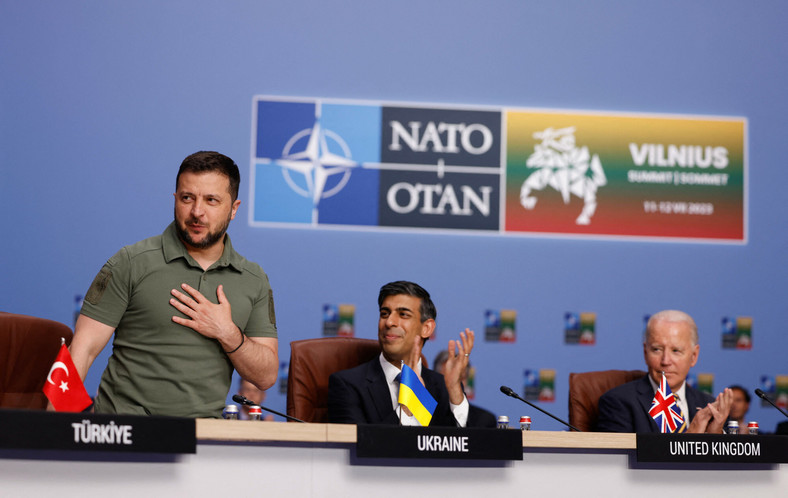 Wołodymyr Zełenski obok Rishiego Sunaka i Joe Bidena na szczycie NATO w Wilnie 