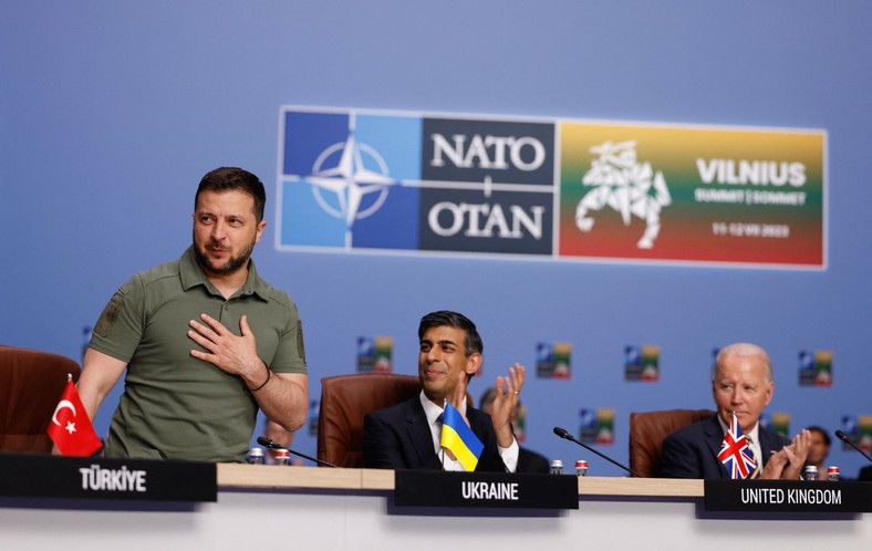 Volodymyr Zelensky next to Rishi Sunak and Joe Biden at the NATO summit in Vilnius 