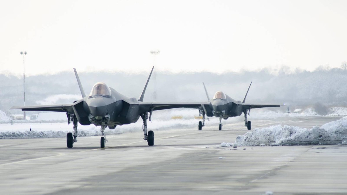 Włoskie F-35A w ramach misji Enhanced Air Policing wzmacniają siły patrolujące wschodnie granice NATO. Zdjęcie wykonano w bazie lotniczej w Malborku. Rumunia zamierza pozyskać 48 samolotów F-35A.