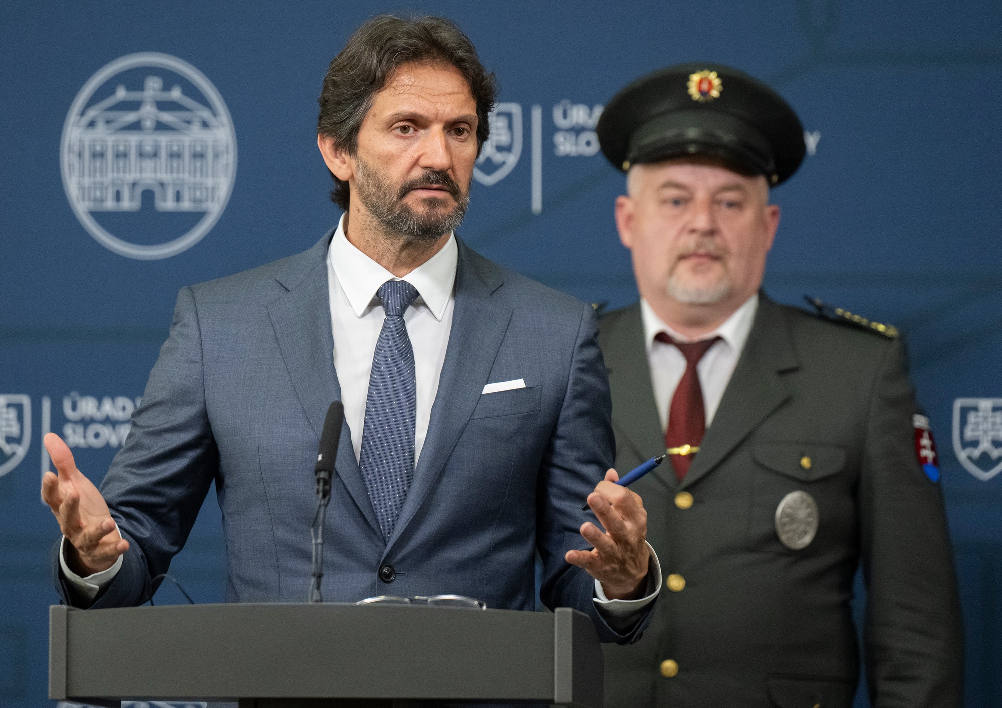 Zľava podpredseda vlády a minister obrany SR Robert Kaliňák (Smer-SD) a prezident Policajného zboru SR Ľubomír Solák.
