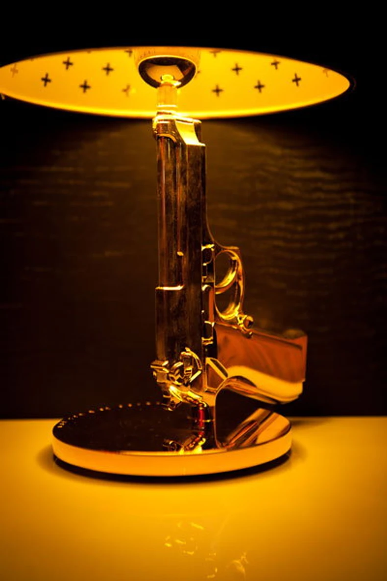 Zlatni pištolj je postolje za lampu