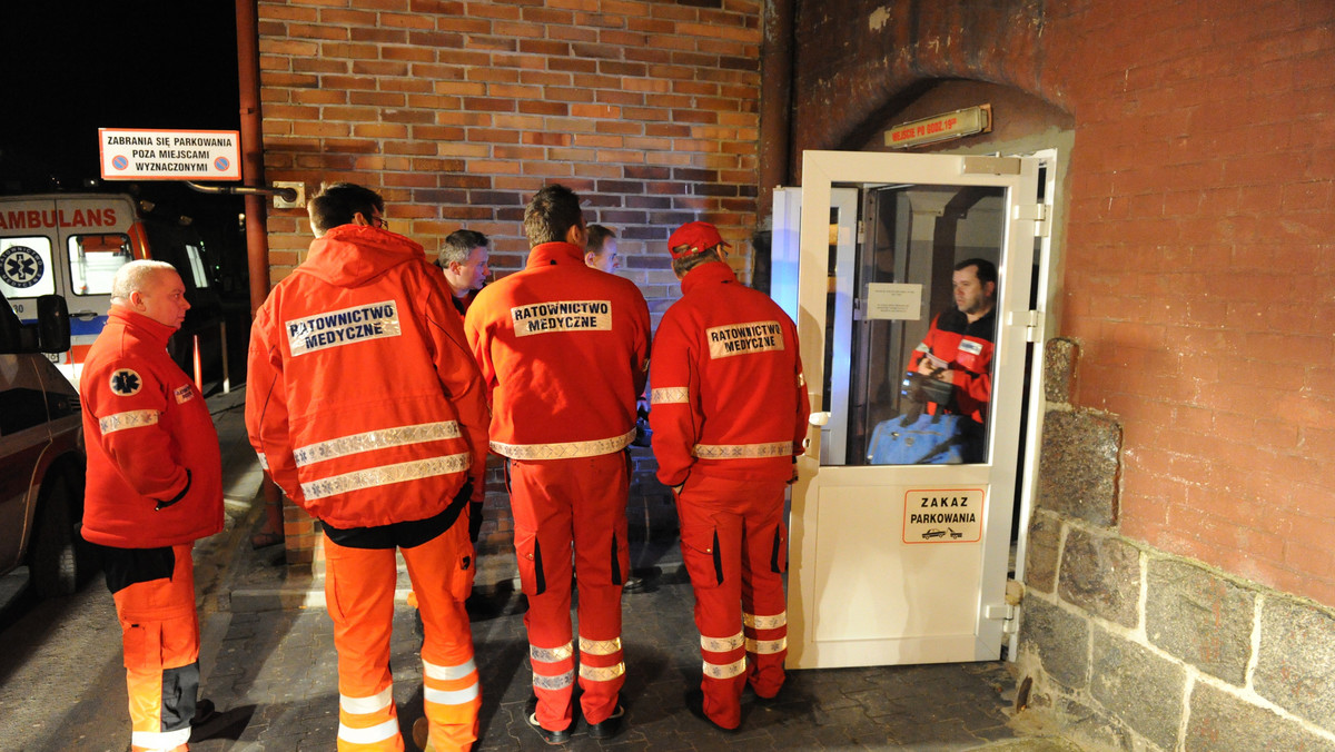 Po godz. 22 przywrócono zasilanie w szczecińskim szpitalu klinicznym na Pomorzanach. Wojewoda powołał komisję, która ma ustalić m.in. przyczyny awarii i dlaczego nie zadziałały szpitalne zastępcze agregaty prądotwórcze. Ostatecznie ze szpitala ewakuowano wszystkie noworodki i osiem kobiet, głównie matek tych dzieci.