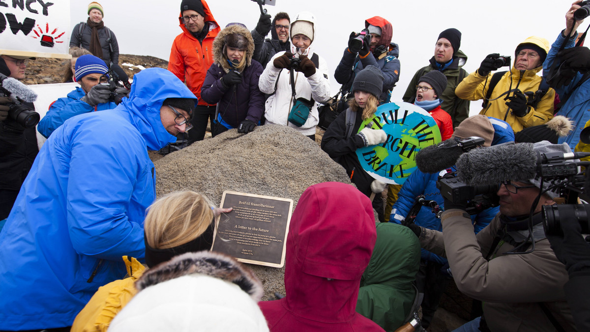 Islandczycy pożegnali lodowiec Okjokull