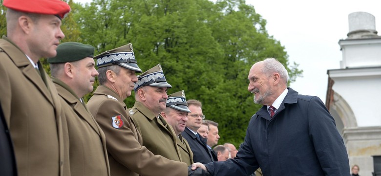 "Super Express": Macierewicz dostał od szefowej rządu 33 tysiące złotych nagrody