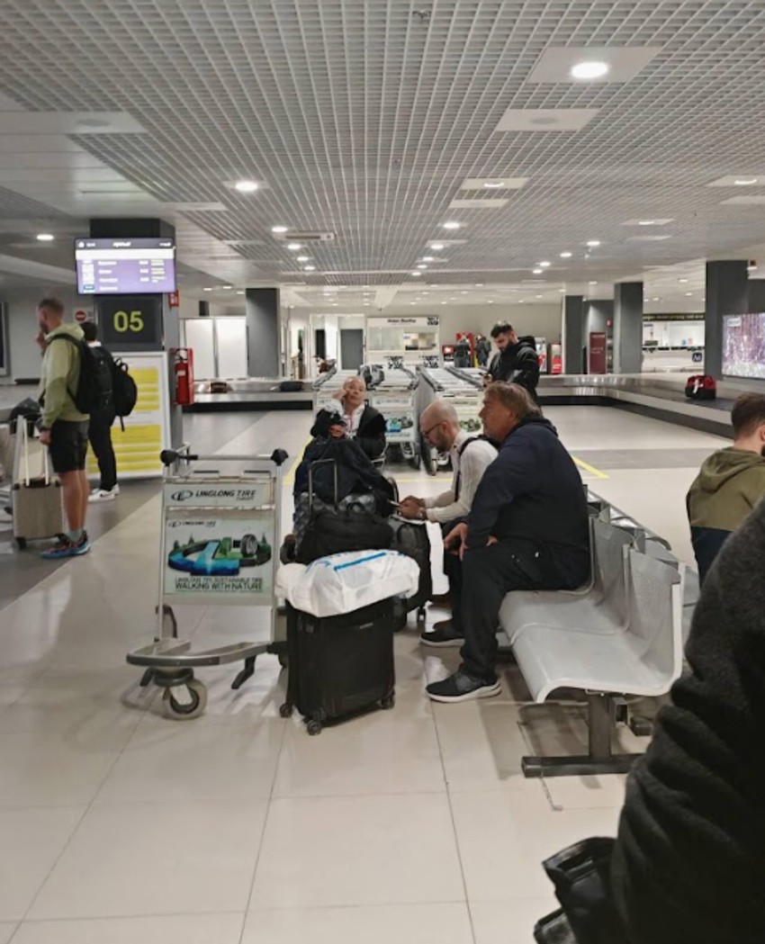 Lepa Brena na aerodromu u kolicima