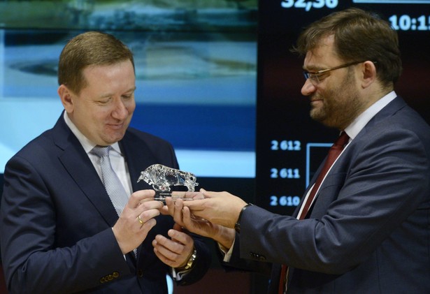 Prezes Zarządu Skarbiec Holding SA - Marek Rybiec (L), podczas debiutu spółki na Głównym Rynku warszawskiej Giełdy Papierów Wartościowych, 18 bm. Z prawej prezes GPW Paweł Tamborski. (mr) PAP/Jakub Kamiński