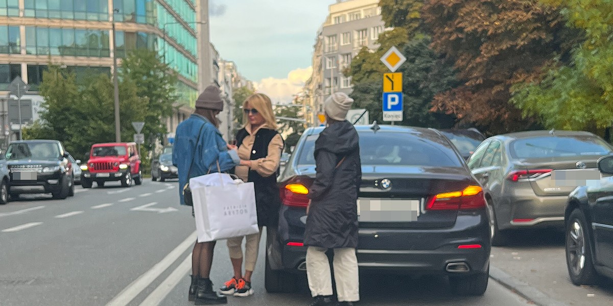 Majka Jeżowska rozdaje autografy na ulicy i blokuje ruch.