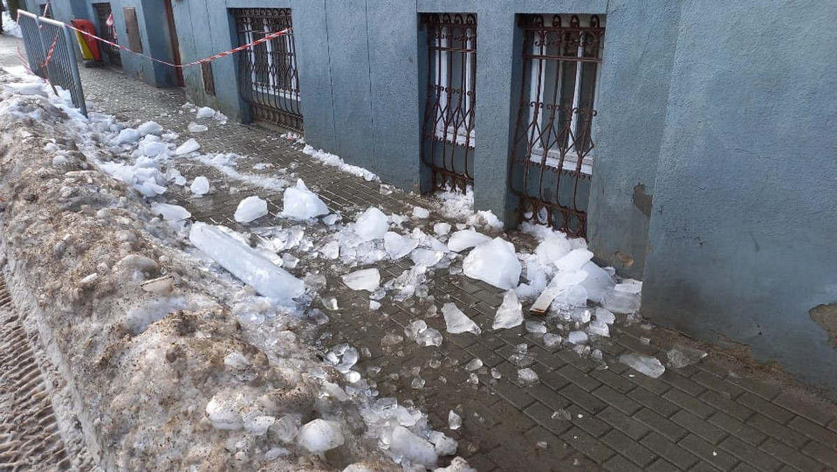 Bryła lodu spadła z dachu na dwie nastolatki. Jedna z nich trafiła do szpitala
