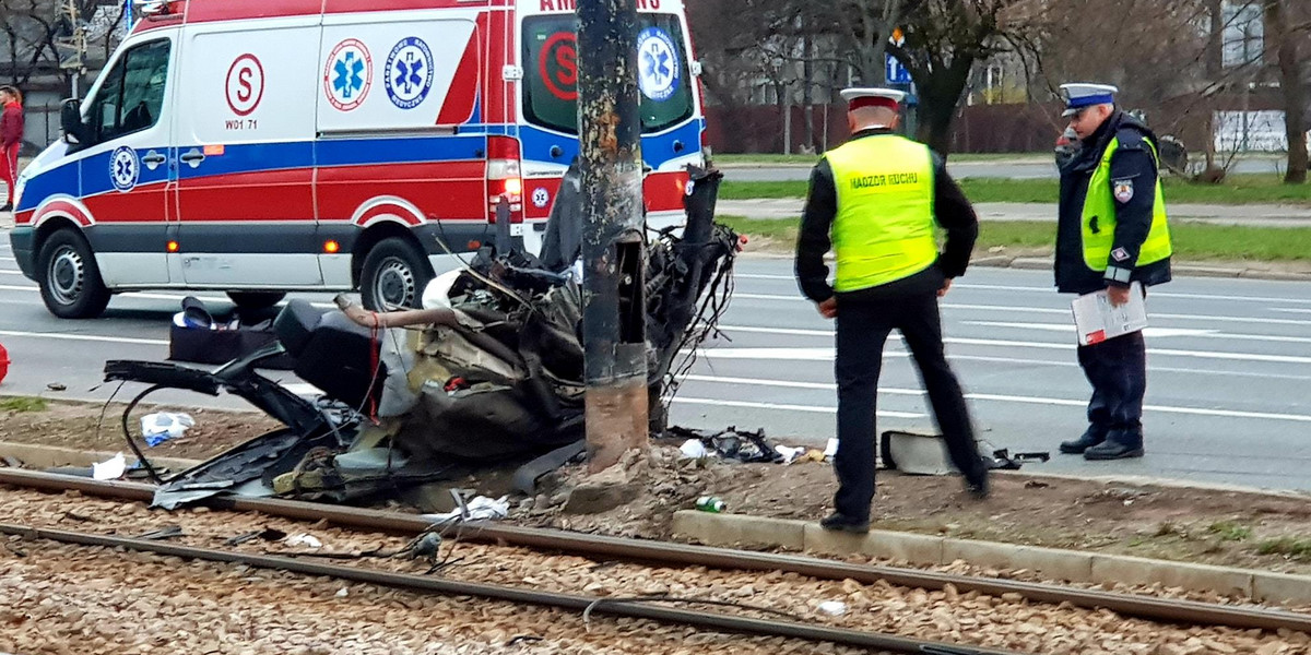 19-latek uniknął śmierci. Mógł być w tym aucie