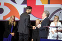 Ulaa Salim odbiera główną nagrodę od Allana Starskiego za film "Sons of Denmark"